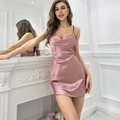 Elegantes, staubrosa Satin-Unterkleid mit Wasserfallausschnitt und dünnen Trägern - Rosa