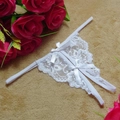 Sexy weißer Tanga aus floraler Spitze mit offener Schrittpartie und Schleifen - Weiß