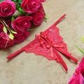 Sexy roter T-String aus Spitze mit Satinschleifen und offenem Schritt-Design - Rot
