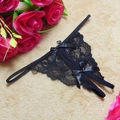 Sexueller schwarzer Spitzen-Tanga für Damen mit floralem Muster und einer Satin-Schleife - Schwarz