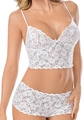 Dettaglio ravvicinato del pizzo floreale e dei bordi ondulati sul set intimo bianco - S / Bianco