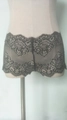 Dettaglio di boxer in pizzo nero con ricamo floreale e raffinato bordo in pizzo a ciglia - S / Nero