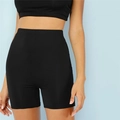 Detalle de pantalones cortos de yoga negros de talle alto en tela elástica mate para deporte - S / Negro