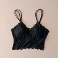Detalle de camisola de encaje negro con tirantes finos dobles y bordes festoneados - Talla Única (70-85) / Negro