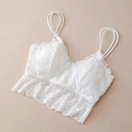 Detalle de camisola de encaje blanco con escote en V y delicado dobladillo ondulado - Talla Única (70-85) / Blanco