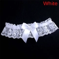 Witte kanten kousenband set voor dames met elegante satijnen strik op een zwarte achtergrond - M / Wit