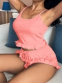 Dettaglio del set pigiama a costine rosa con bordi a balze e consistenza morbida - Rosa