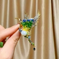 Elegante Kranich-Brosche mit Emaille-Flügeln, weißer Perle und Wassertropfen-Anhänger Dekoration - Verlaufender Emaille-Vogel-Stil (B299)