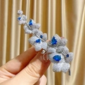 Lussuosa spilla a foglia d'acero con base argento, zirconi e gemme blu a goccia - Stile con Gemma Blu / Argento (B012)
