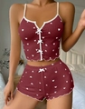 Dettaglio del set pigiama bordeaux a costine con stampa a cuori e fiocchetti - Taglia S / Rosso Vino Stampa Cuore Bianco