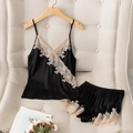 Elegante conjunto de pijama de satén negro con encaje beige de camisola y pantalones - S / Negro