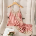 Detalle del conjunto de satén rosa con ribete de encaje floral y cintura elástica - S / Rosa