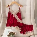 Detalle de pijama de seda roja con encaje en cuello en V y pantalones cortos a juego - S / Burdeos