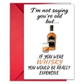 Dettaglio del biglietto di auguri creativo con illustrazione di whisky e busta rossa - T020401135