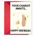 Gros plan d'une carte d'anniversaire humoristique avec une enveloppe rouge assortie - Style Appareil Auditif (T020401294)