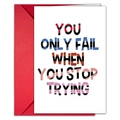 Détail macro d'une carte de vœux motivante avec enveloppe rouge et texte inspirant - Style You Only Fail (T020401160)