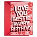 Détail d'une carte d'anniversaire rose avec texte 3D LOVE YOU BESTIE et enveloppe rouge - Style de Typographie 3D (T020401207)