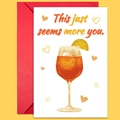 Tarjeta de felicitación con sobre rojo e ilustración de un cóctel Spritz con corazones - Estilo Corazón Cálido Cóctel Naranja (T02040189)