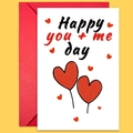 Tarjeta San Valentín con texto Happy you + me day, corazones rojos y sobre rojo - Estilo Feliz Día Tú Más Yo Corazones de Textura de Purpurina (T02040202)