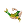 Spilla balena in smalto sfumato verde con strass bianchi su sfondo bianco pulito - Stile Sfumatura Verde Giallo (C742-B)