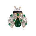 Broche coccinelle exquise en or avec cristaux verts et strass sur fond blanc épuré - Style Coccinelle à Pierre Verte (C908-A)