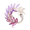 Elegante zwaan broche met paars verloop kristallen en gouden afwerking - B306-c
