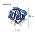 Détail macro de la broche rose en cristal bleu avec pétales en émail et diamants blancs - Style Rose Bleue (C625-B)