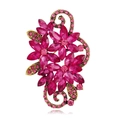 Détail d'une broche fleur vintage avec cristaux magenta et filigrane d'or antique - Style Floral Magenta (B317-B)