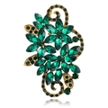 Détail d'une broche fleur vintage avec cristaux vert émeraude et finition or antique - Style Floral Vert Émeraude (B317-D)