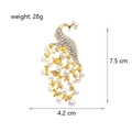 Dettaglio della spilla a pavone 7,5cm x 4,2cm con perle e strass su finitura dorata - Pavone d'Oro (B012-A)