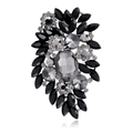 Dettaglio di spilla a fiore vintage con pietre marquise scure e gemme grigie sfaccettate - Grigio Scuro (B315-C)