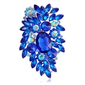Vista macro della spilla a fiore in vetro blu con grande pietra ovale e strass - Blu Scuro (B315-D)