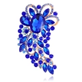 Dettaglio ravvicinato di una spilla retrò con cristalli blu scuro e frange dorate - Blu Scuro (B311-C)