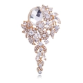 Elegante spilla dorata con un grande cristallo ovale circondato da diamanti sfaccettati - Strass Trasparente Base Dorata (B307-B)