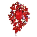 Makro-Detail einer Vintage-Blumenbrosche mit rubinroten Kristallen und einer Bronzelegierung - Rubin-Stil (B313-D) / Rot