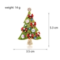 Detalle del broche de árbol de Navidad esmaltado con medidas y cristales brillantes - Estilo Árbol de Navidad con Lazo (C650-A)