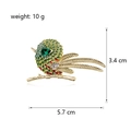 Detail van kleurrijke emaille vogelbroche met afmetingen 3,4 cm hoogte en 5,7 cm breedte - C662-a