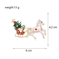 Detailansicht der Brosche mit weißem Pferd und rotem Weihnachtsschlitten, emailliert in Gold - Weißes Pferd Schlitten Weihnachtsbaum Stil (C419-A)