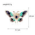 Detailansicht der bunten Emaille-Schmetterlingsbrosche mit Maßen von 5,1 cm Breite und 8,3 g - Pfauenblau & Grün Emaille Schmetterling Stil (C079-A)