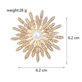 Dettaglio della spilla a forma di girasole dorato con cristalli, perla e misure indicate - Stile Girasole Dorato (B206-A)