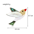 Vista detallada del broche de pájaro colorido con textura de concha y medidas de 4,7 x 4,2 cm - Estilo de Pájaro Iridiscente (A013-A)