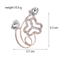 Vista dettagliata della spilla floreale in oro rosa con cristalli a cuore e dimensioni 5,3x3,7cm - Stile Oro Rosa (C674-A)