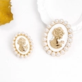 Vintage Barock Brosche mit weißen Kunstperlen und elegantem goldenen Relief-Profil für Damen - Weißer Frauenporträt-Stil (Klein)