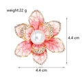 Broche de flor de esmalte rosa bañado en oro con perla central, 4,4cm x 4,4cm - Degradado Rosa Blanco (B240-B)