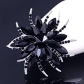 Élégante broche fleur en cristal noir avec base en métal argenté et pierres gemmes - B020-E / Noir
