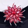 Vue macro d'une broche fleur en cristal rouge avec pierres facettées et détails métalliques - B020-F / Rouge