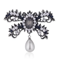 Vintage-Brosche in Schleifenform mit grauem Kristall und großer Perle auf weißem Grund - Antique Silver (C039-B)