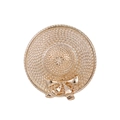Detailansicht der goldenen Strohhut-Brosche mit Webstruktur und Schleife - Gold (D085-B)