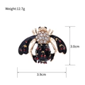 Macro de la broche abeille avec émail noir, pois rouges cerise et strass brillants - Insecte Noir Cerise (AL1252-H)