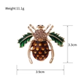 Vue détaillée de la broche scarabée avec ailes en émail vert et dimensions du produit - Scarabée à Écailles Brunes (AL1252-F)